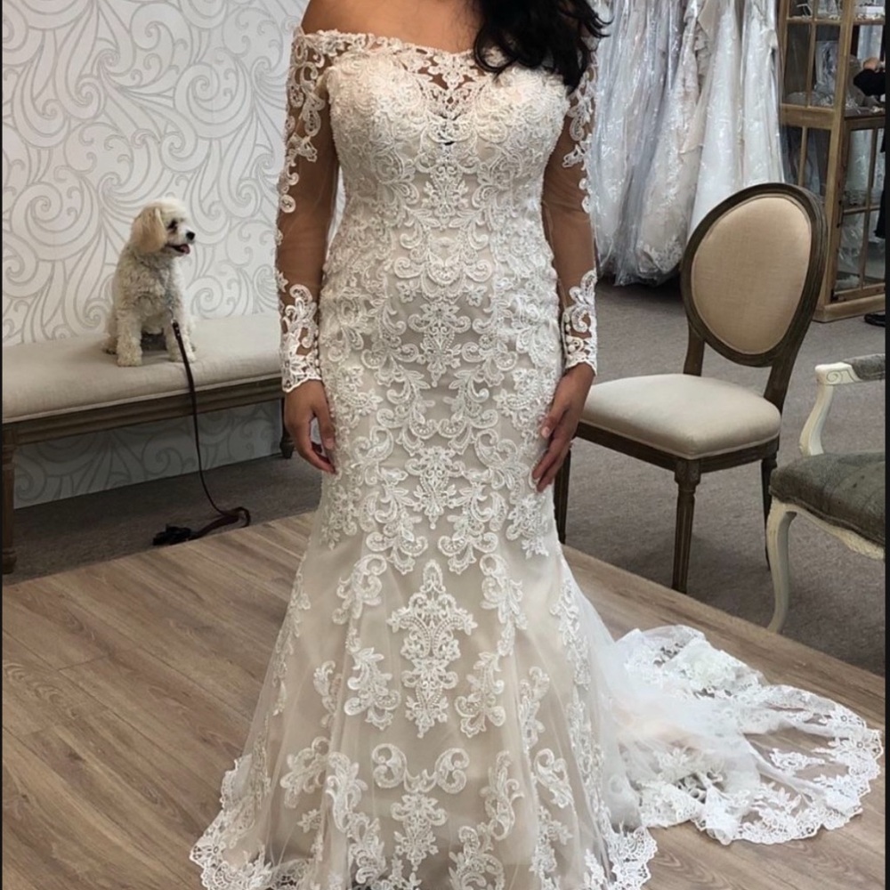Elegant Lace Off-Shoulder Wedding Dress